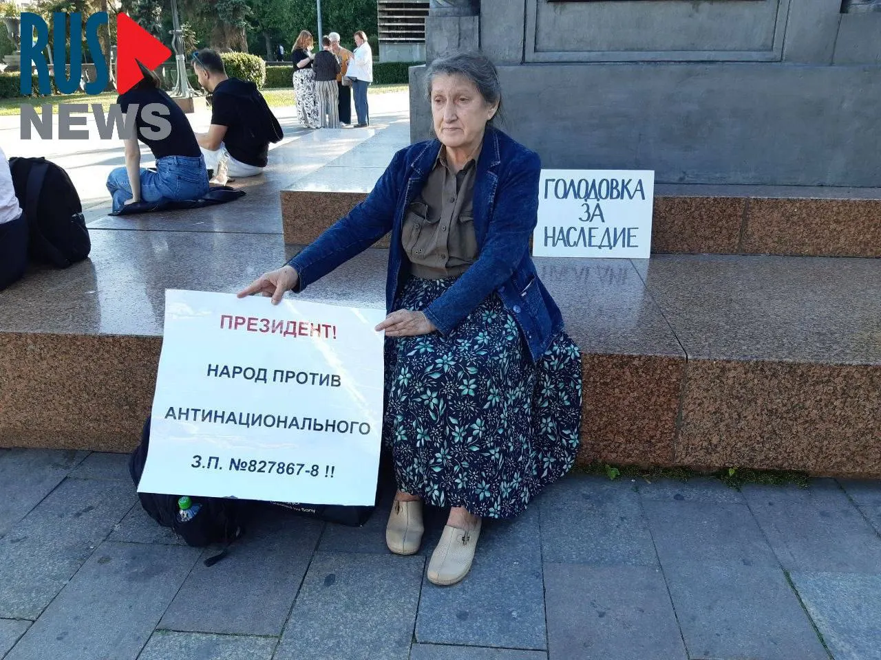 Председатель новосибирского отделения ВООПИК Наталья Шамина устроила голодовку у памятника в центре Москвы в знак протеста против законопроекта о передаче региональным властям полномочий по исключению объектов наследия; через час её задержала полиция.