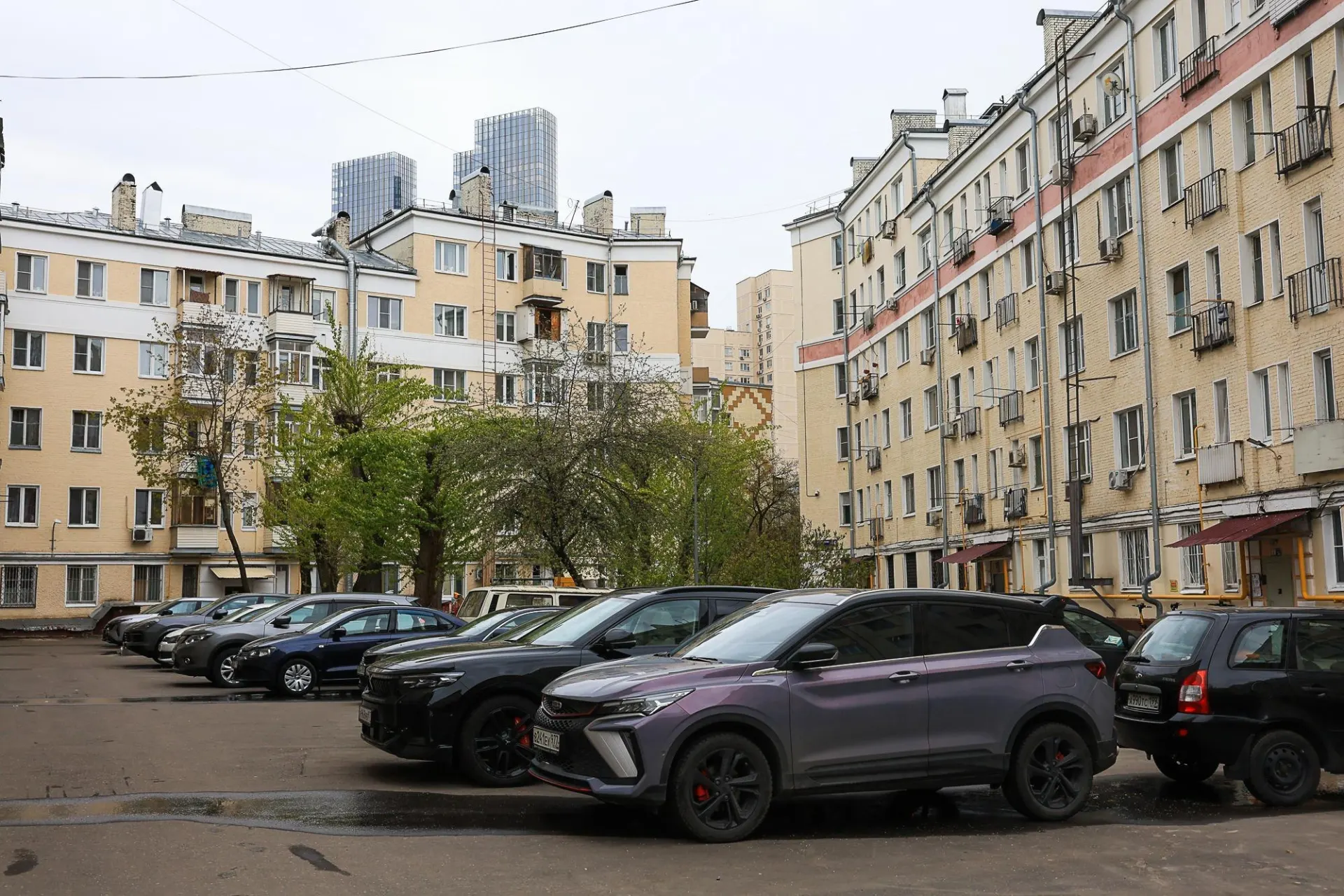 Таможенные органы начали рассылать владельцам автомобилей уведомления о взыскании утильсбора задним числом. Суммы в некоторых случаях существенно превышают реальную стоимость машин; письма приходят и тем, чьи машины пригоняли бывшие владельцы.