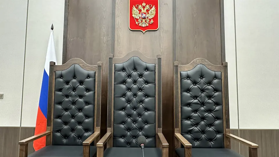 Правительственная комиссия одобрила проект, смягчающий требования к образованию для секретарей судебных заседаний и ряда сотрудников аппарата судов. Инициативу рассматривают как способ сократить кадровый дефицит, но эксперты предупреждают о рисках и необходимости дополнительных мер по мотивации и условиям труда.