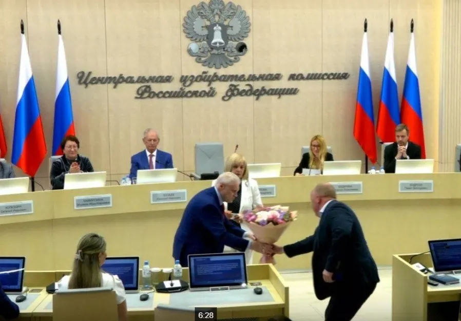 На заседании Центральной избирательной комиссии единогласно зарегистрировали списки «Справедливой России», выдали удостоверение лидеру партии, утвердили члена ЦИК с совещательным голосом от ЛДПР и подтвердили 43 финансовых уполномоченных «Яблока» в регионах.