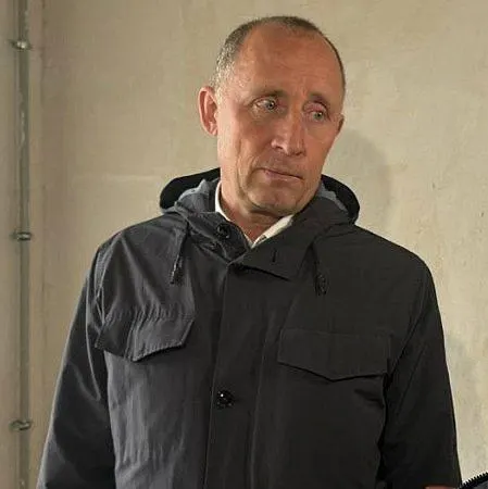 Бывший замгубернатора Белгородской и Курской областей признал вину в взяточничестве и злоупотреблении полномочиями при закупках бетонных тетраэдров; ущерб по делу оценивают почти в 1,8 млрд рублей.