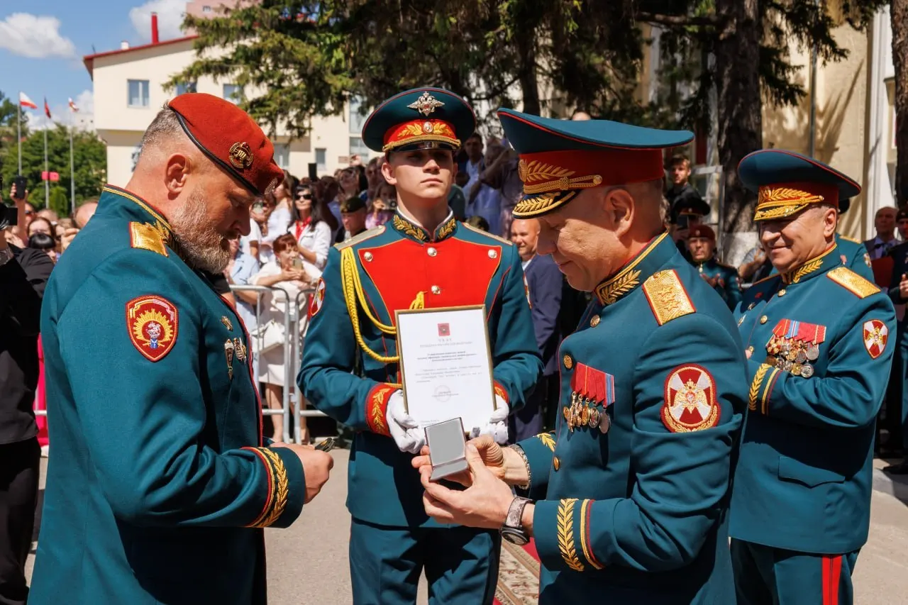 Начальнику Саратовского военного института Александру Белоглазову официально присвоено воинское звание генерал-лейтенанта; погоны вручил заместитель директора Федеральной службы войск национальной гвардии, генерал-полковник Анатолий Маликов.