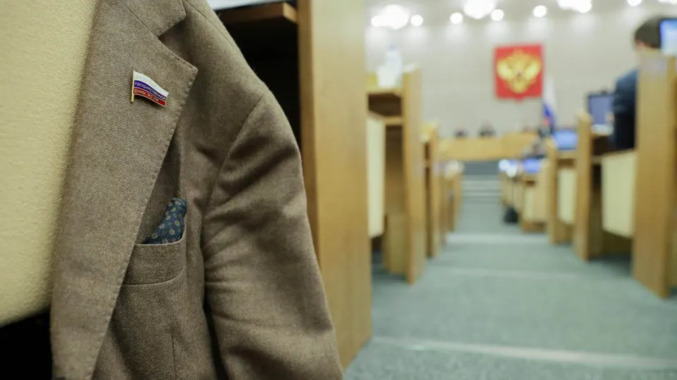 Правительство поддержало инициативу, по которой региональные депутаты могут не нести санкции за отсутствие или несвоевременную подачу деклараций о доходах. Законопроект требует доработки; изменения продолжают практику смягчения правил декларирования для чиновников.