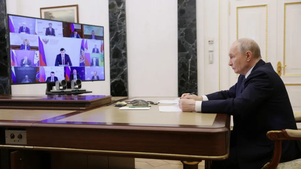 Владимир Путин поддержал предложение строить небольшие НПЗ по всей стране, чтобы снизить уязвимость топливной системы после серий ударов по крупным заводам. Между тем переработка нефти и выпуск бензина ощутимо сократились, власти ввели экспортные и региональные ограничения на топливо.
