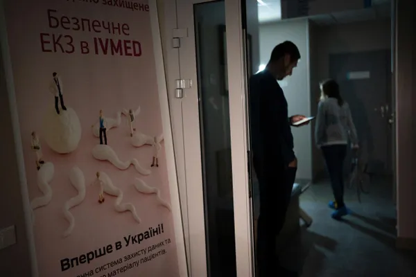 Депутаты приняли поправки в закон «О ветеранах»: бесплатное ЭКО получат жены участников и инвалидов боевых действий, а также вдовы в первые пять лет после гибели супруга. Суррогат и криоконсервация — за счёт заявителей.