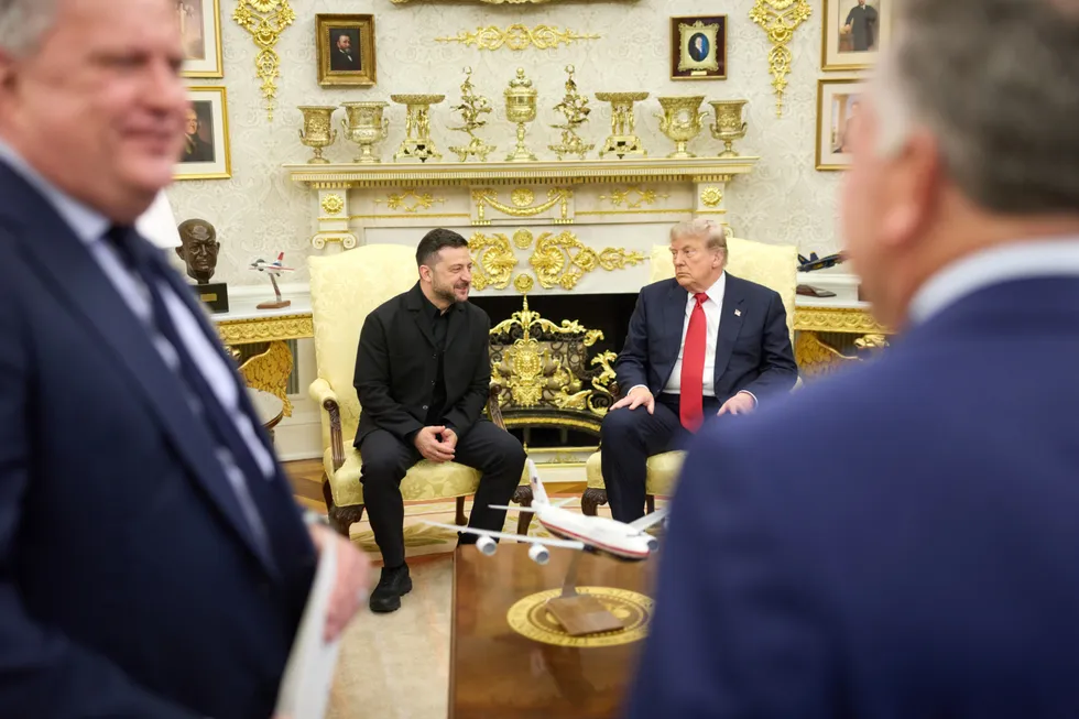 Президент Украины встретился с Дональдом Трампом в Белом доме — обсуждали экстренные поставки ракет для Patriot, возможные визиты спецпосланников и новые меры давления на импорт российских энергоносителей.
