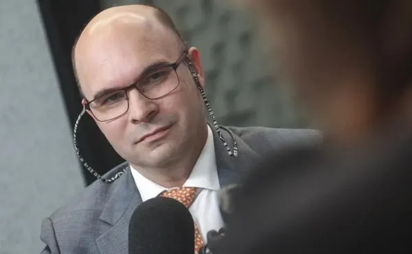 В ходе прямой линии заместитель председателя Банка России ответил на вопросы и объяснил позицию регулятора: почему фиксировать курс рубля нельзя, какие факторы определяют валютный курс и как должны защищаться вклады граждан.
