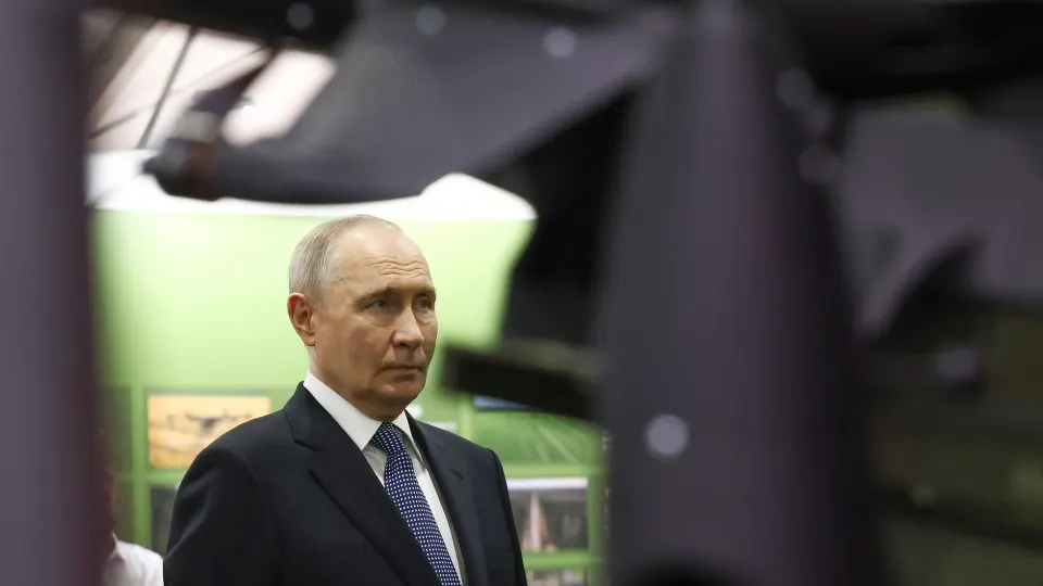 На форуме «Все для победы» президент заявил, что россияне добровольно перечислили около 70 млрд руб. через Общероссийский народный фронт. По его словам, расходы на войну растут и власти рассматривают варианты дополнительного финансирования.