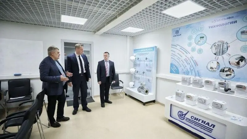 В 21‑й пакет санкций Евросоюза включили энгельсское предприятие «Сигнал»: ЕС указывает на производство компонентов для вооружений и связь с поддержкой ВС в зоне СВО.