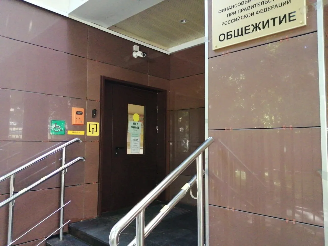 Министерство предлагает перевести недавно построенные или капитально отремонтированные общежития в университетские гостиницы с качественным ремонтом, мебелью и уборкой. Стоимость проживания не уточняется; ранее министр сообщил, что 32% общежитий нуждаются в капремонте, а дефицит мест доходил до 80%.