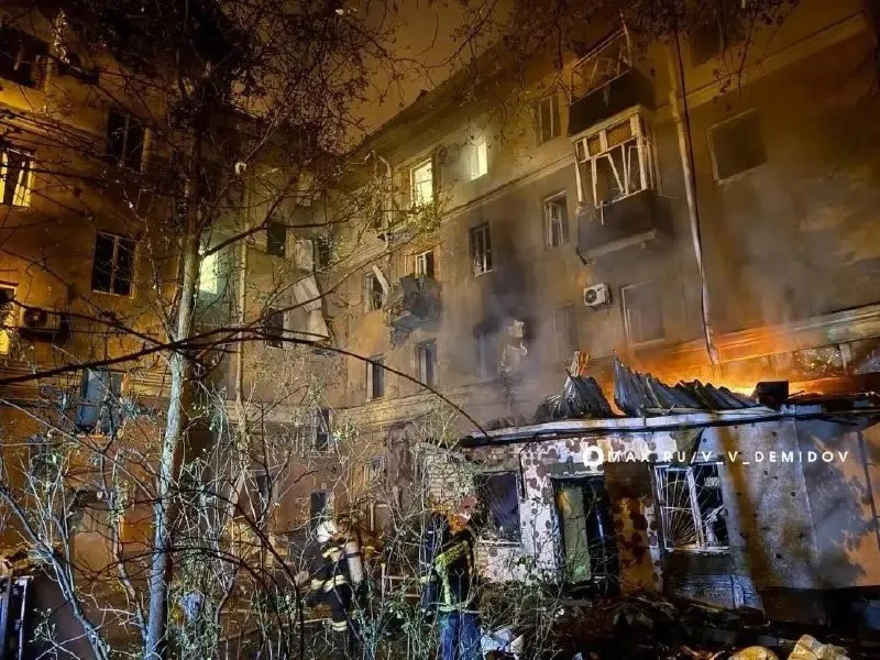 В результате ночного удара по Белгороду пострадали как минимум 12 человек, в том числе дети. Разрушены жилые дома, начались пожары, людей эвакуируют — информация уточняется.