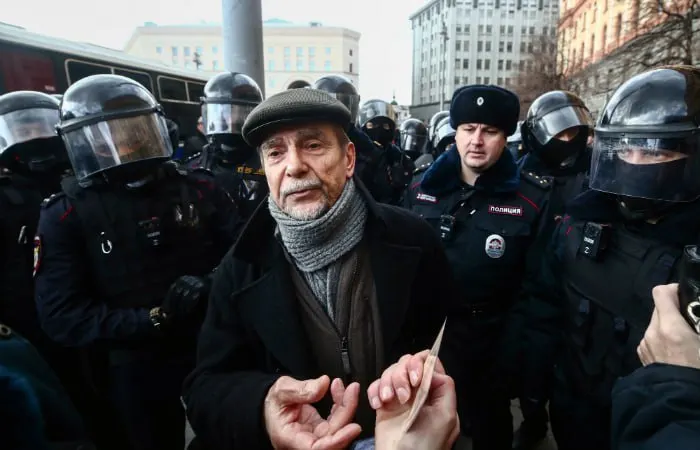 В Хорошевском суде Москвы началось заочное рассмотрение уголовного дела в отношении 84‑летнего правозащитника: обвинение просит 6,5 года лишения свободы и десять лет запрета на администрирование сайтов по статьям о «нежелательной организации» и «иностранном агенте».