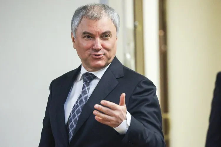 Спикер Госдумы призвал жителей крупных городов активнее пользоваться электрическим общественным транспортом: по его словам, трамваи могут разгрузить дороги, снизить расходы и улучшить экологию. При этом он отметил, что рельсовый транспорт нужно развивать там, где сохранились выделенные полосы.