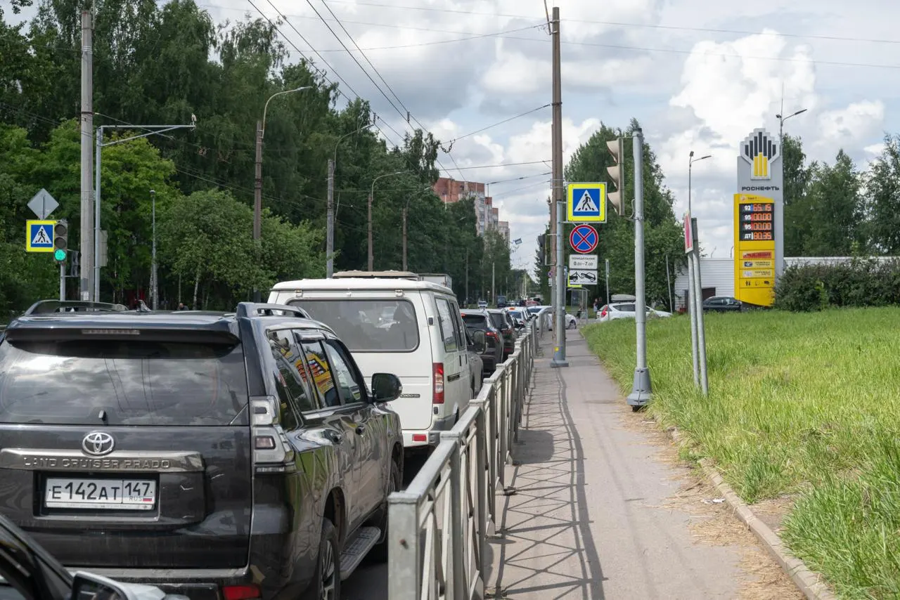 Проверка нескольких петербургских АЗС показала, что топливо по-прежнему маркируют как Евро‑5; сотрудники заправок сомневаются, что вскоре начнёт поступать бензин с повышенным содержанием серы.