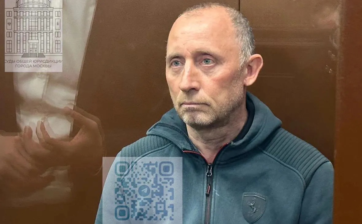 Московский суд признал виновными экс-заместителей губернатора Белгородской области Рустэма Зайнуллина и Владимира Базарова: им дали 20 и 19 лет за хищение средств при строительстве тетраэдров‑фортификаций. Еще семь фигурантов получили сроки и крупные штрафы; ущерб оценён в 1,7 млрд руб.