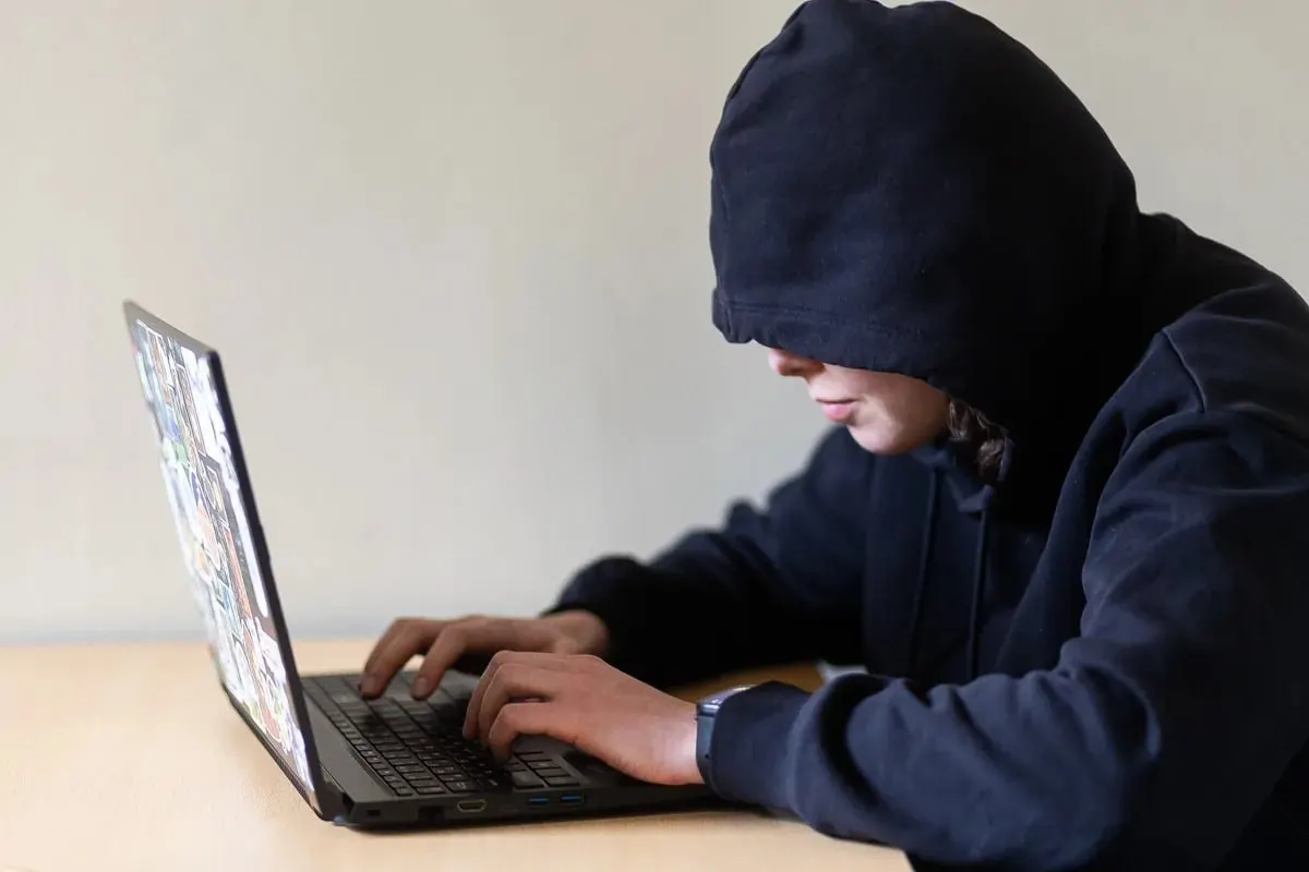 Авторы инициативы предлагают судебные охранные ордера, которые запретят преследователям приближаться к жертве, заходить в её привычные места и выходить на связь, в том числе онлайн. Документ направлен на оценку в правительство; при принятии он может вступить в силу с 1 января 2027 года.