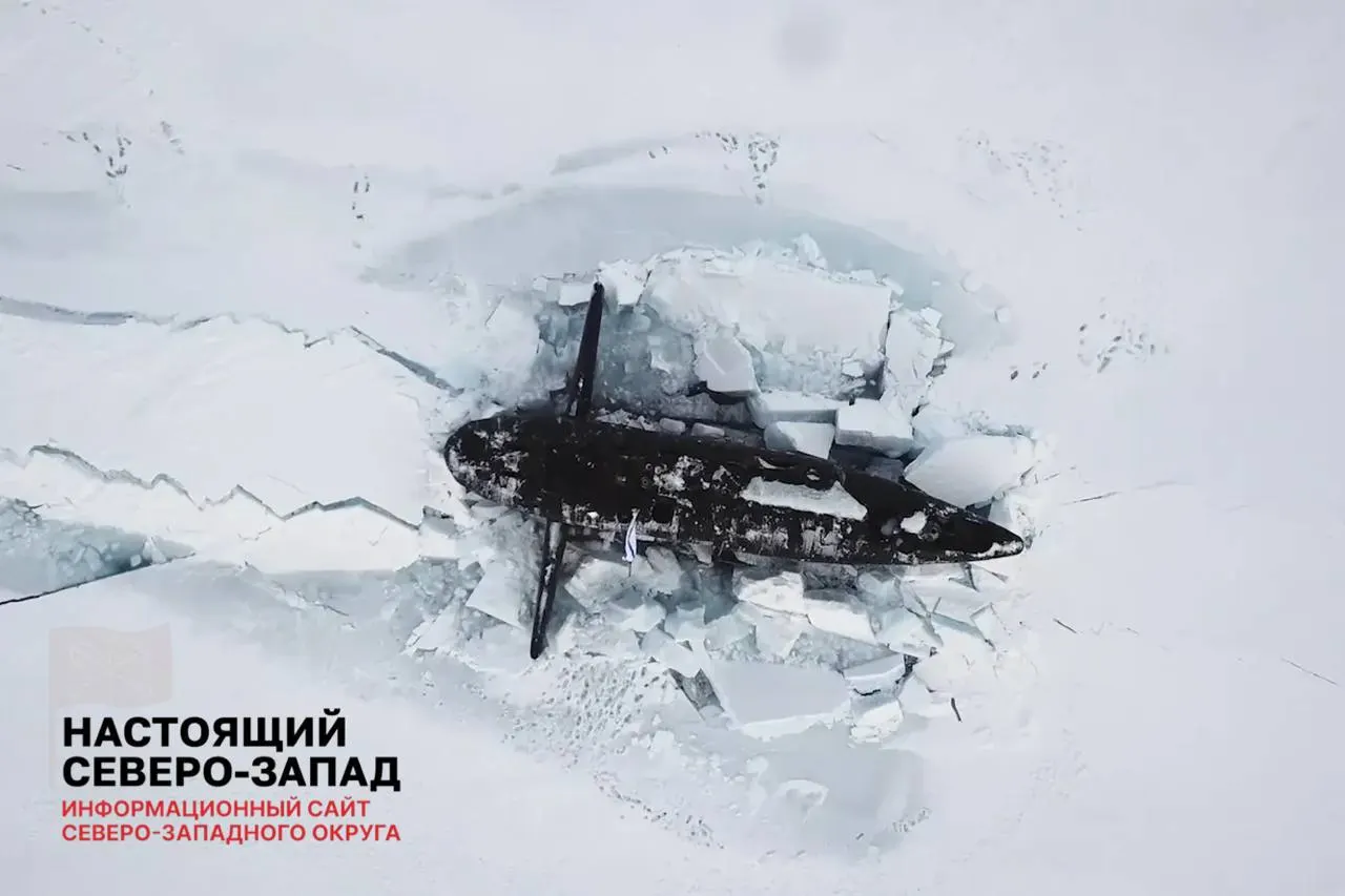 Из Федерального плана статистических работ исключён показатель доли современной военной техники в Арктической зоне — эти данные больше не будут публиковаться. При этом в регионе продолжают наращивать военную инфраструктуру: строят завод по выпуску беспилотников, новые гарнизоны и увеличивают численность подразделений.
