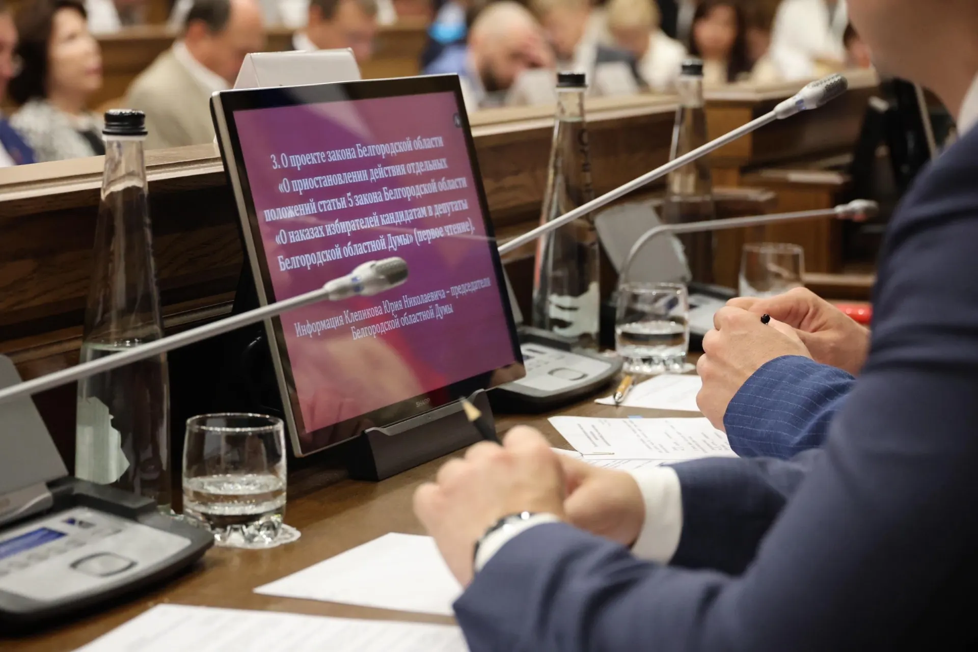 Из-за ограничений бюджета региональные депутаты отказались от выполнения части наказов избирателей на 100 млн рублей и направили эти средства на закупку модульных укрытий для повышения безопасности жителей.