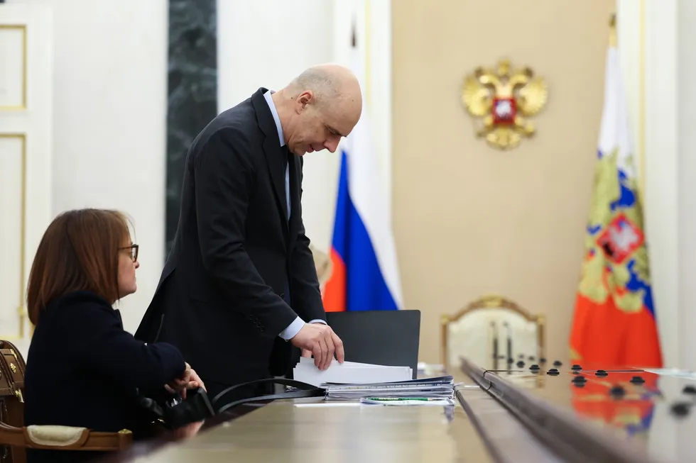 Госдума дала Минфину право оперативно увеличивать расходы и занимать сверх установленного лимита — это снимает парламентский контроль и усиливает риски для стабильности курса, инфляции и инвестиций.