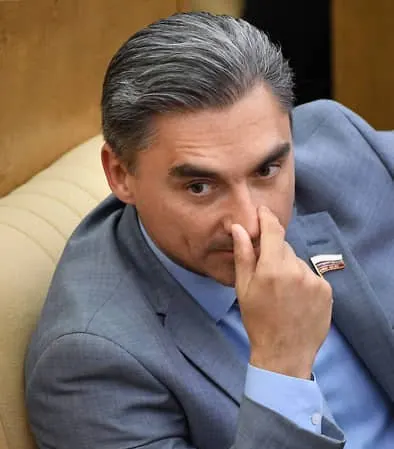 Депутат Андрей Свинцов заявил, что мессенджер может сохранить легальную работу в РФ при открытии представительства, локализации данных и сотрудничестве со спецслужбами; россиян призвали воздержаться от финансовых операций внутри платформы.