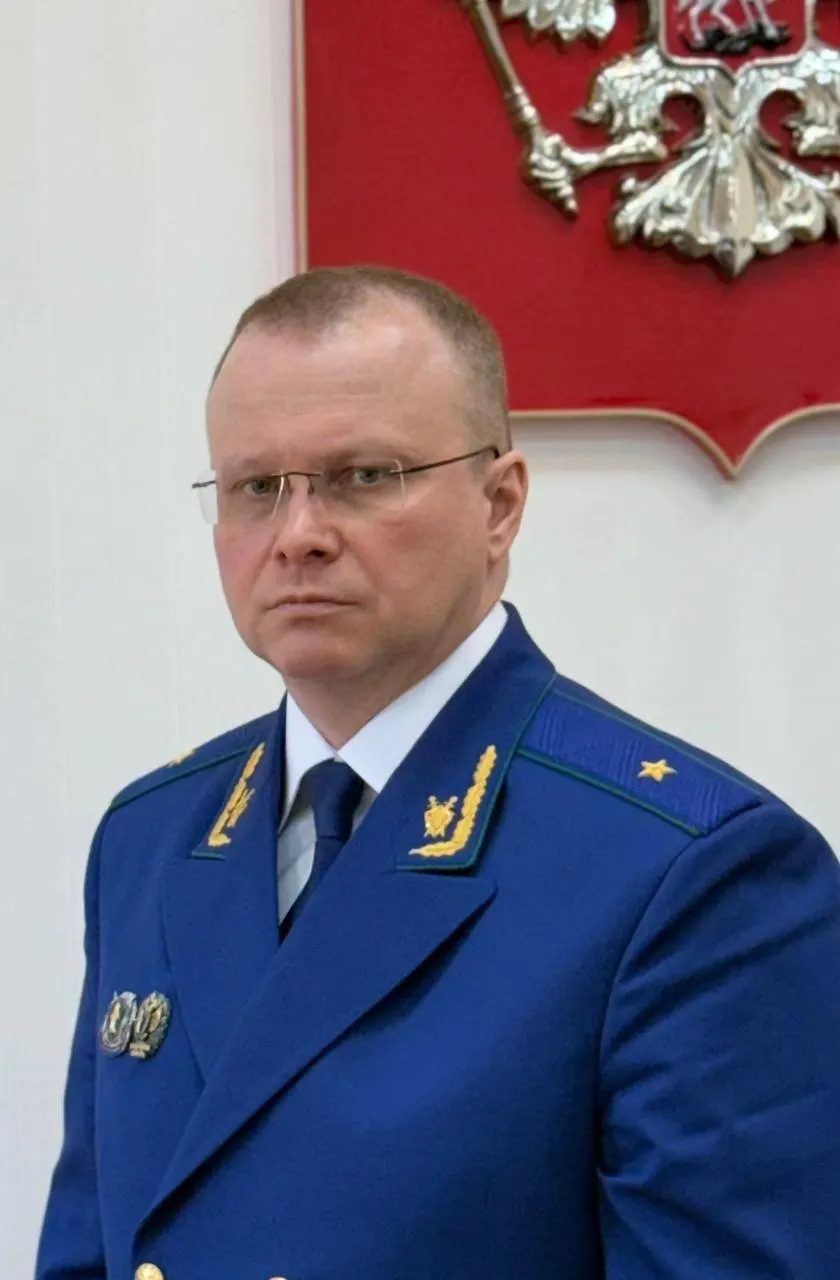 Президент назначил Бориса Анатольевича Новикова новым прокурором Мурманской области. Он служит в органах прокуратуры с 2001 года и занимал ряд руководящих должностей в Северо-Западном федеральном округе.