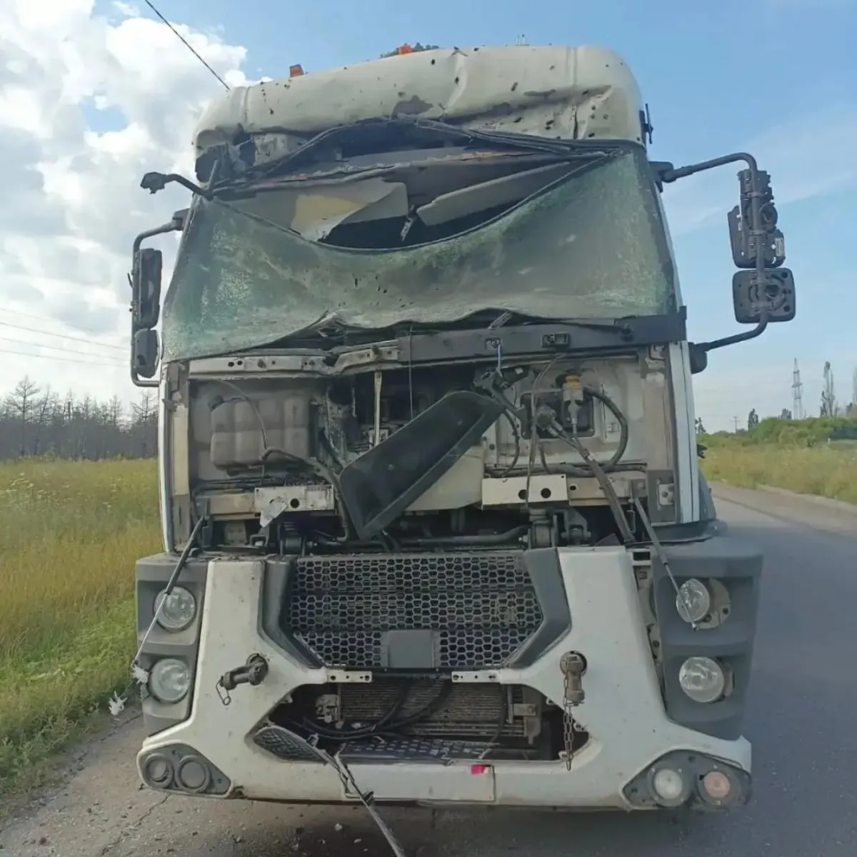 В результате атак беспилотников в нескольких округах Белгородской области пострадали девять человек, зафиксированы пожары и повреждения зданий и транспорта.