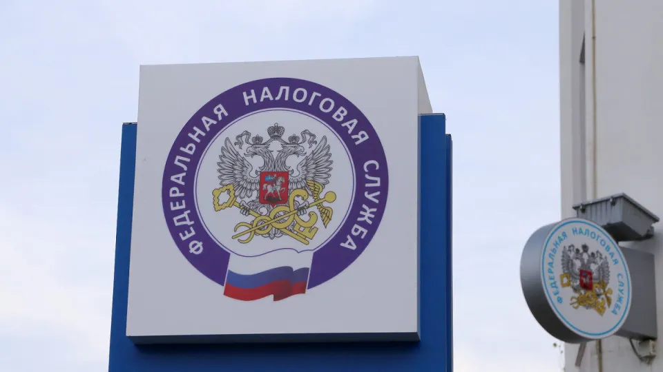 Налоговики направляют письма трудоспособным и безработным гражданам, которые приобретают недвижимость или транспорт без сопоставимых официальных доходов. Это происходит на фоне дефицита бюджета и резкого роста наличных расчётов в экономике.