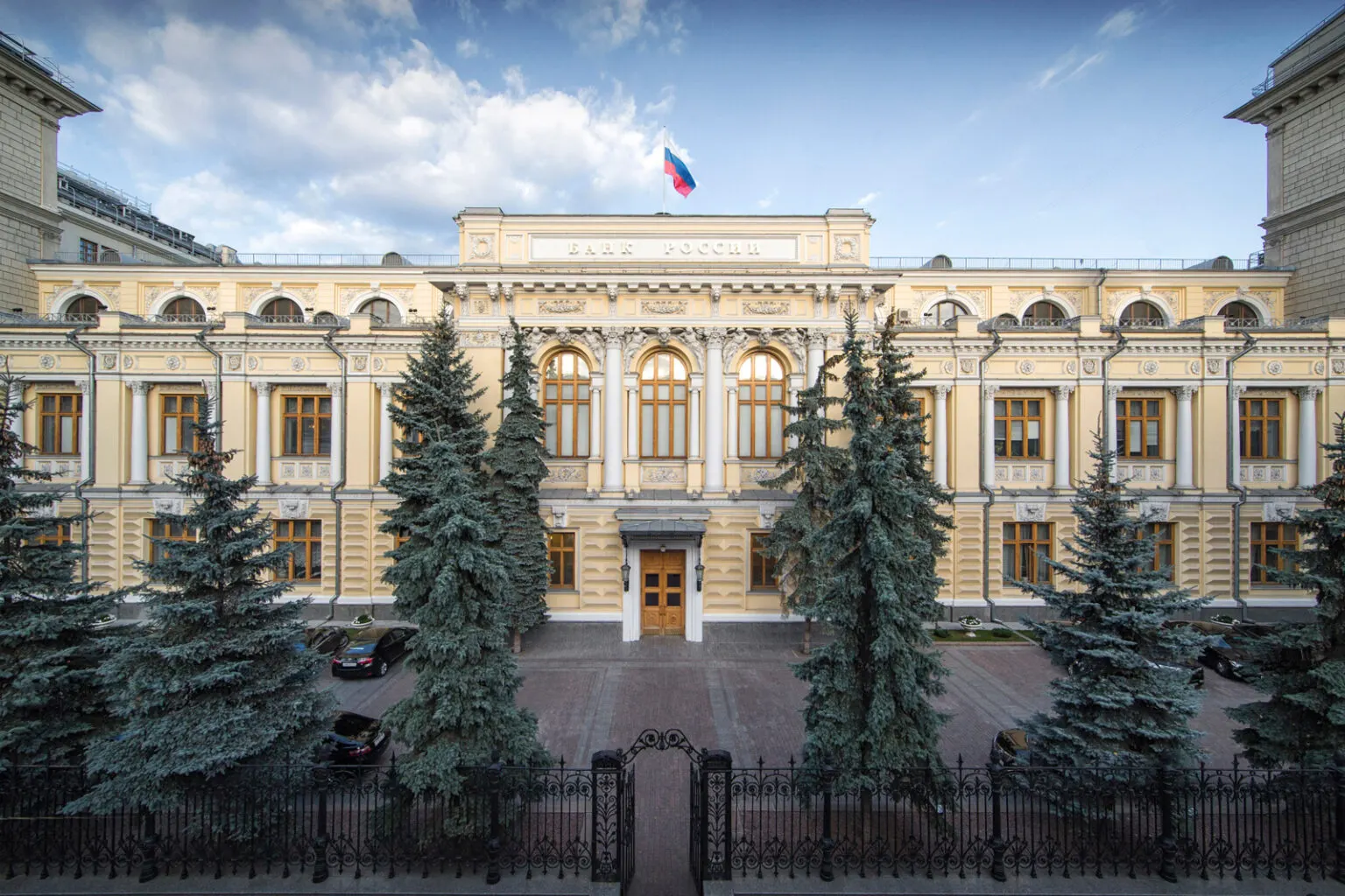Центробанк пересмотрел среднесрочный прогноз: теперь возможен нулевой рост экономики в 2026 году, а инфляция ожидается на уровне 6–7%. Одновременно регулятор заложил значительный дефицит бюджета.