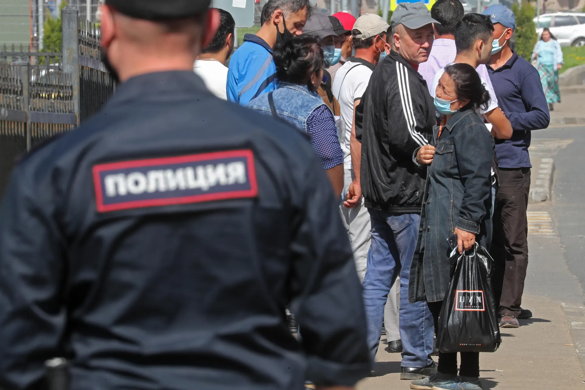 Во второе чтение в Госдуме внесены поправки, которые расширяют перечень правонарушений, при которых иностранцам будет назначаться обязательное выдворение из страны.