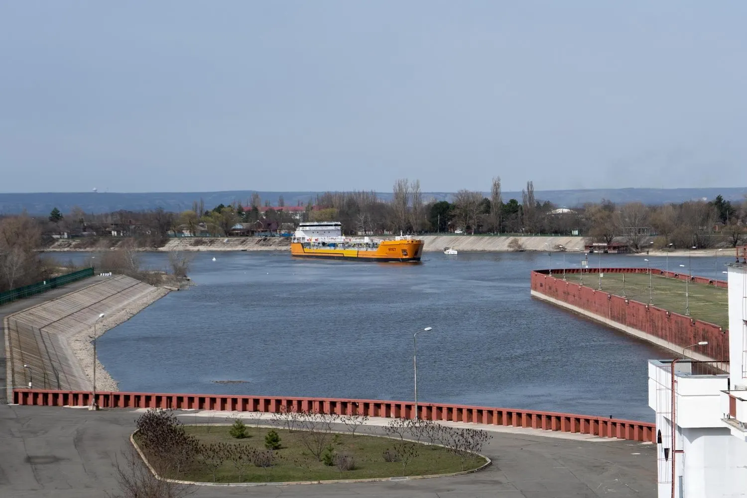 Судоходство по каналу остановлено после серии ударов беспилотников по судам в Азовском море; это может затронуть значительную долю российских экспортных отгрузок зерна и повлиять на поставки топлива в Крым.