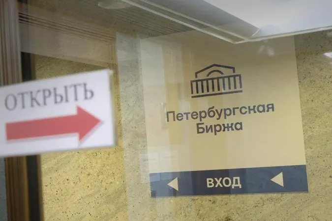 Компании больше не смогут закупать бензин исключительно для перепродажи посредникам — покупки допустимы только для собственных нужд или для заранее указанного конечного потребителя.