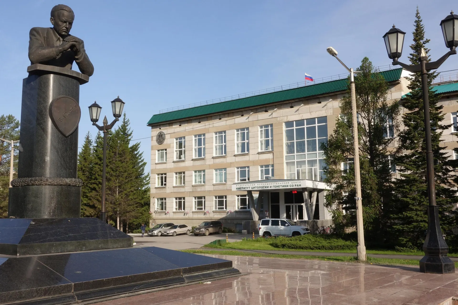 Закон №43‑ФЗ и сопровождающее его постановление вводят строгие ограничения на экспорт генетических данных, что может затормозить публикации, осложнить международное сотрудничество и создать риски для учёных. Нормы вступают в силу 1 сентября 2026 года.