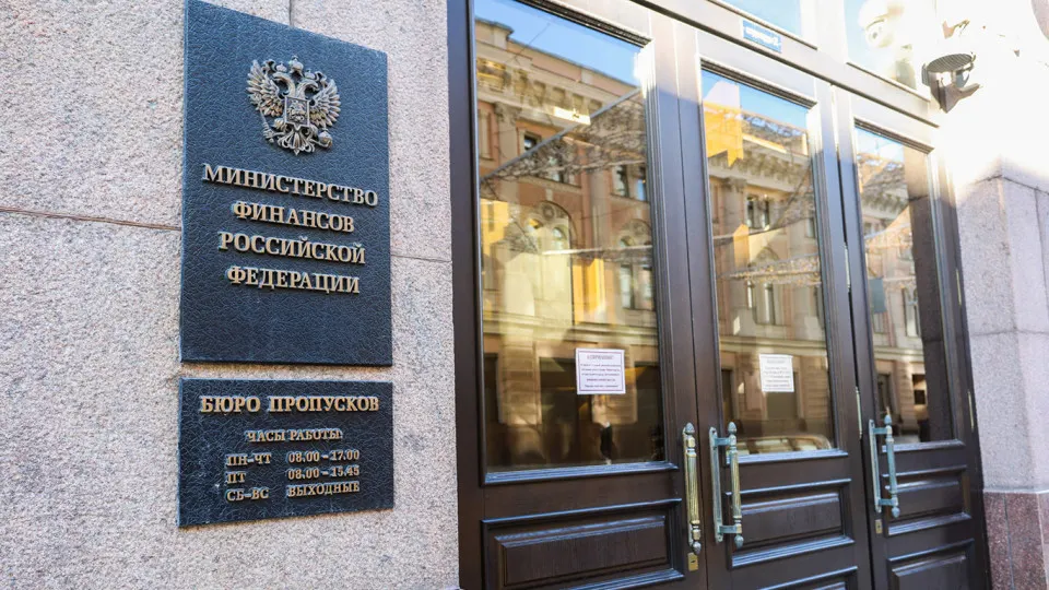 После 2022 года российский бюджет стал устойчиво дефицитным: госдолг значительно вырос, расходы на проценты по займам утроились, а в долгосрочном прогнозе долговая нагрузка может вырасти до десятков процентов ВВП.
