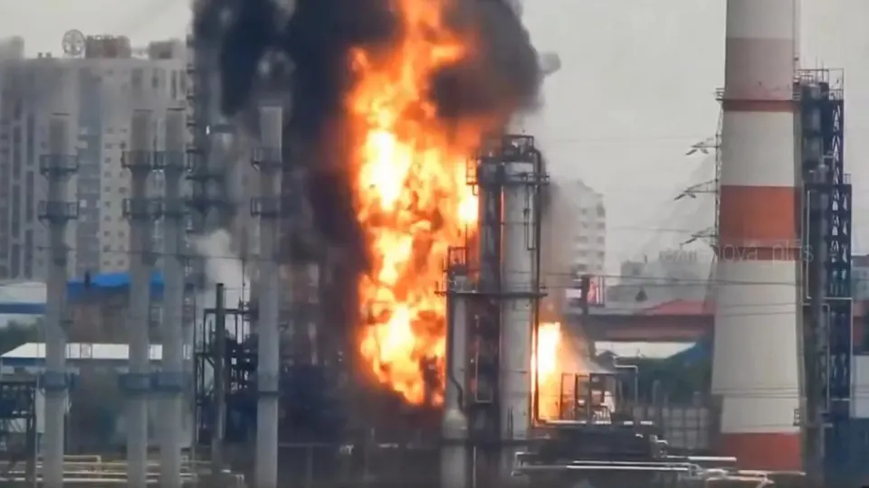 Остановка крупных нефтеперерабатывающих заводов и повреждения оборудования сократили выпуск автобензина; дефицит частично компенсируют импорт и запасы, ожидается постепенное улучшение ко второй половине июля.
