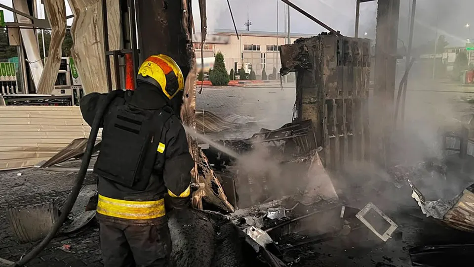 В ночном налёте по Днепропетровской области повреждены пять автозаправок, есть погибшая и раненые. В то же время в России производство бензина сократилось примерно на четверть, что привело к дефициту, росту цен и экстренному импорту топлива.