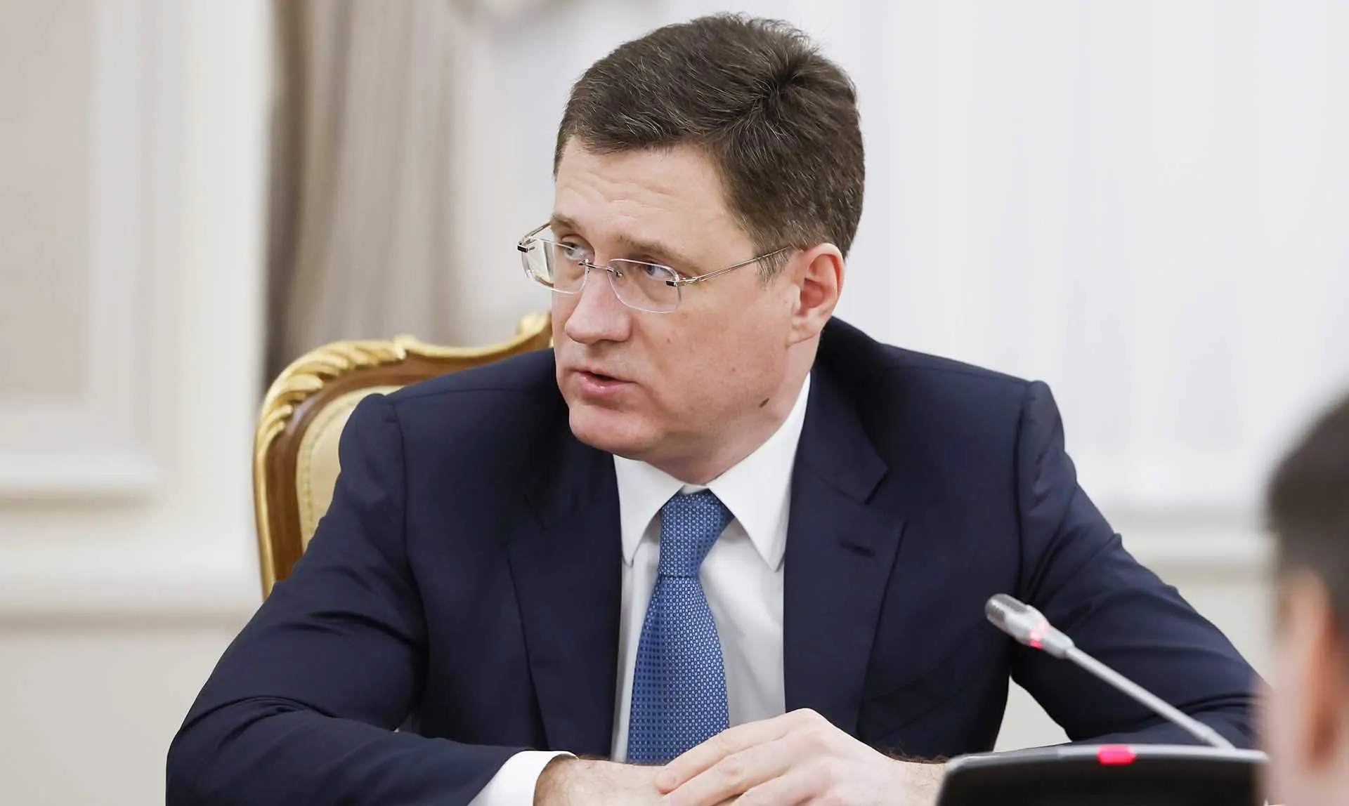 Вице‑премьер заявил, что дефицит топлива наблюдается лишь на отдельных заправках из‑за логистики и быстро устраняется; федеральный штаб контролирует ситуацию.