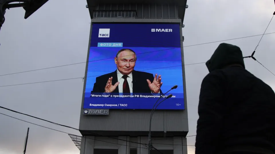 Дефицит бензина и переход к ручным схемам распределения привели к падению уровня одобрения деятельности президента на 3,5 п.п. за неделю. Эксперты говорят о нарастающем социальном раздражении и политических рисках на фоне экономического спада.