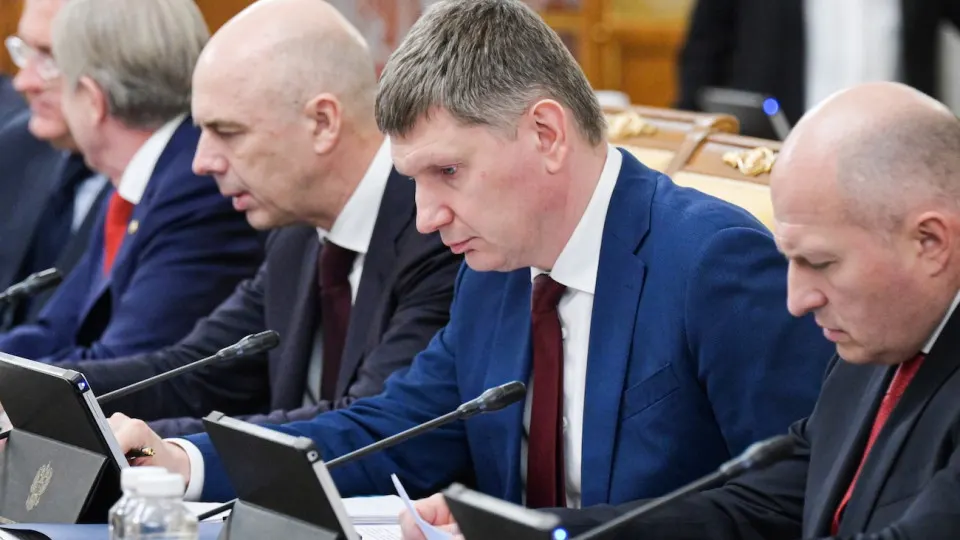 Минэкономразвития фиксирует почти нулевой рост ВВП за пять месяцев 2026 года: промпроизводство застопорилось, наблюдается региональное расслоение экономики, падение цен на нефть и сокращение инвестиций усиливают риски для роста.