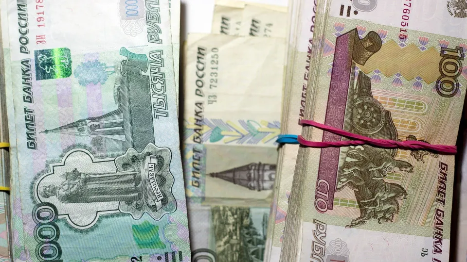 С начала июля наличная масса в обращении выросла на сотни миллиардов рублей. Рост спроса на «кэш» сопровождается ухудшением возврата кредитов и усиленным привлечением ликвидности у Центробанка, что повышает риски для банковской системы.