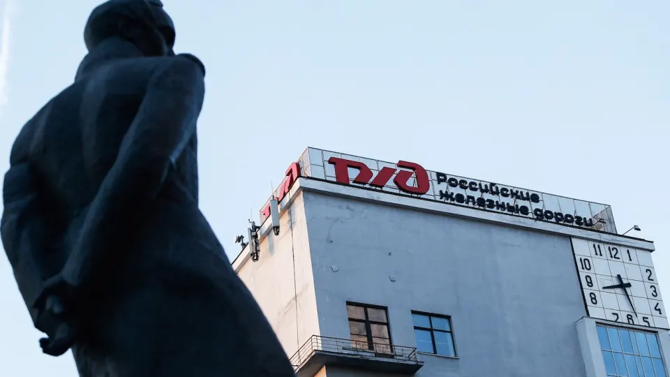 Индексацию тарифов РЖД решили провести досрочно, чтобы поддержать компанию с почти 4 трлн руб. долга; монополия урезает инвестиции и планирует сокращения персонала.