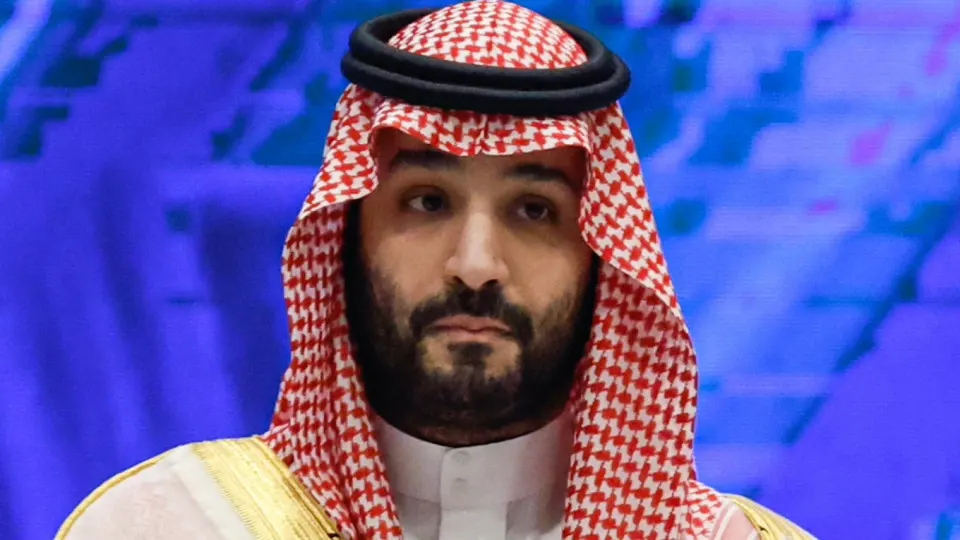 Резкое сокращение официальных отгрузочных цен Riyadh нацелено на привлечение азиатских покупателей после открытия Ормузского пролива; это усиливает давление на котировки Brent и российский Urals и повышает риск переизбытка предложения.