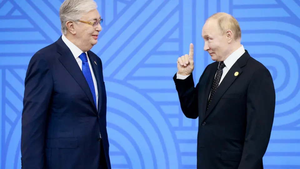 Отраслевые источники сообщают, что Казахстан планирует экспортировать в Россию бензин Аи‑92 и Аи‑95 в рамках гуманитарной помощи, но в республике опасаются последствий для собственного рынка и санкционных рисков.