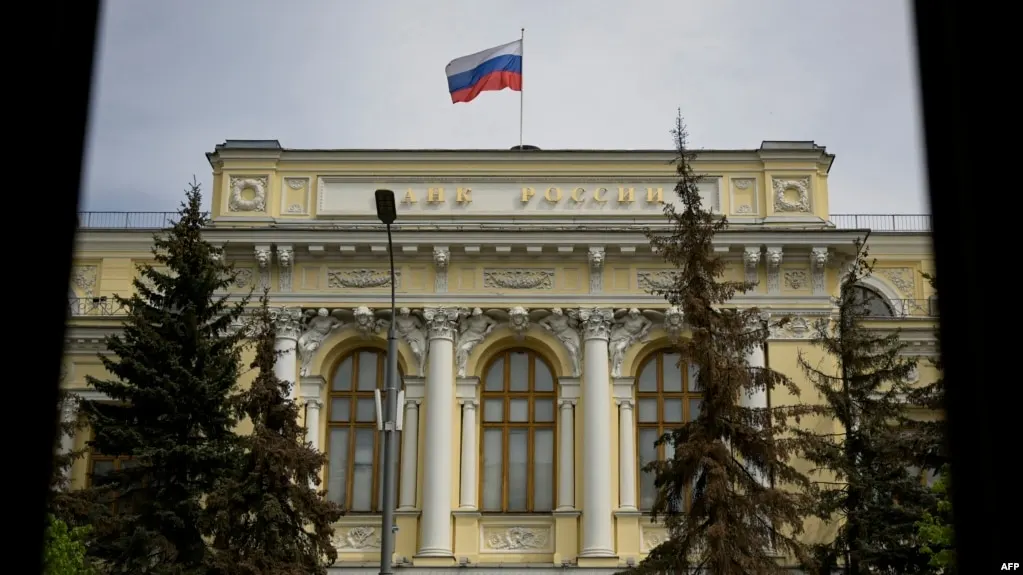 ЦБ расширил перечень криптоактивов, доступных для публичного обращения на биржах, и сообщил о предстоящем запуске закона о цифровых валютах к 2026 году.