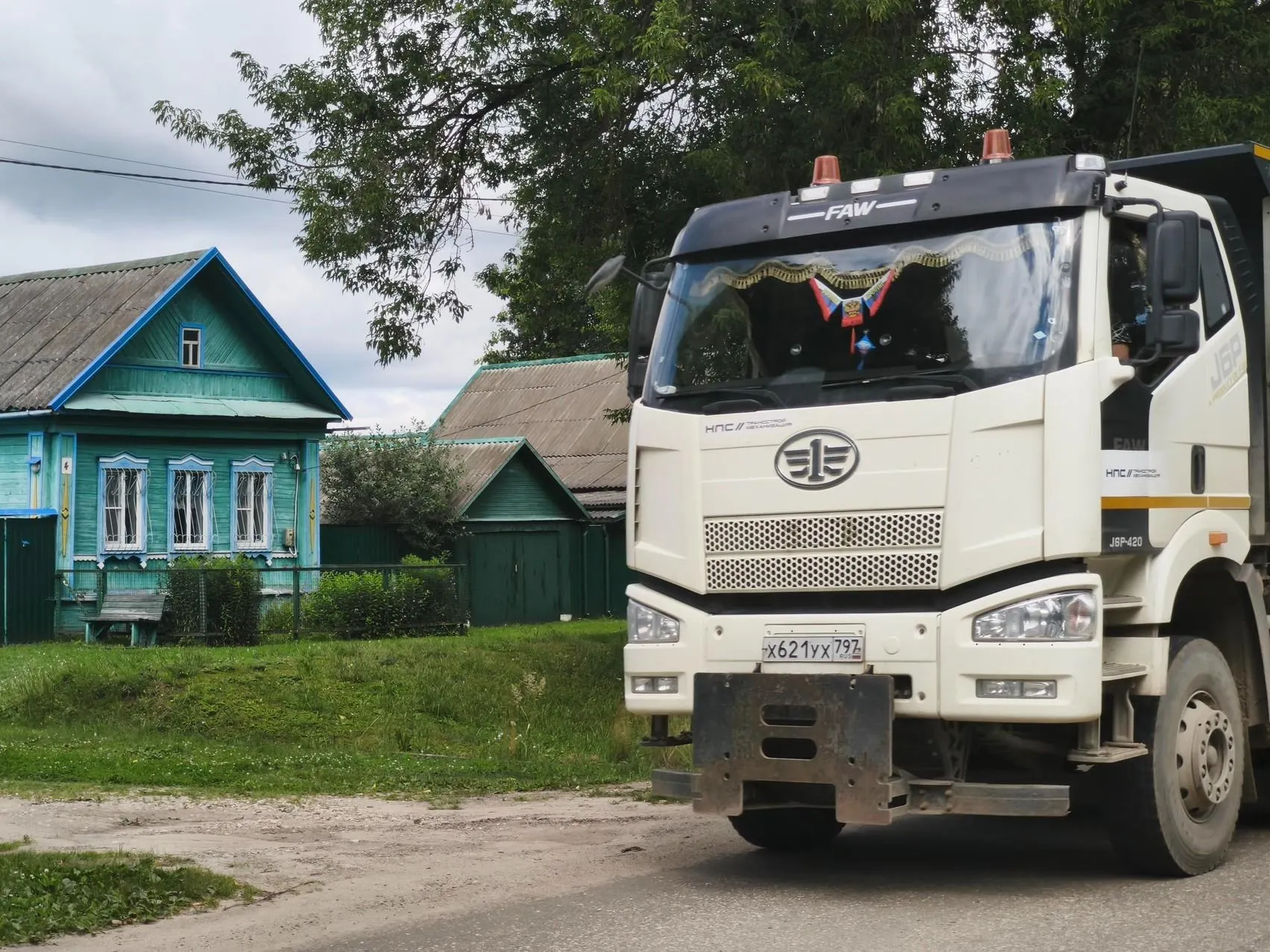 У части жителей изъяли жильё, другие скрываются от гружённых грузовиков и ждут соседства с поездами.