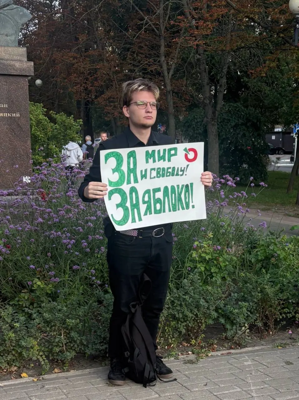 Активист Илья Костюков вышел на одиночный пикет в центре Белгорода в поддержку партии «Яблоко», столкнувшись с проверками и задержанием полиции; акция прошла возле памятника Богдану Хмельницкому.