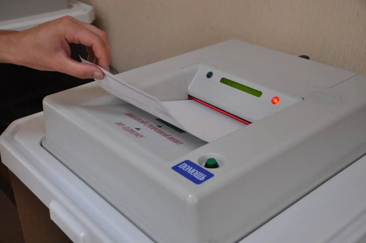 Из-за санкций регионы сталкиваются с дефицитом электронных комплексов обработки бюллетеней, что может привести к ручному подсчету бюллетеней на участках.