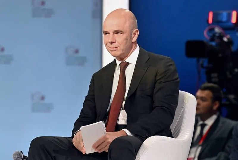 Министр финансов сообщил, что бюджет обеспечен ресурсами и обязательства будут выполнены. На начало 2026 года дефицит составил около 6,46 трлн рублей (примерно 2,8% ВВП).