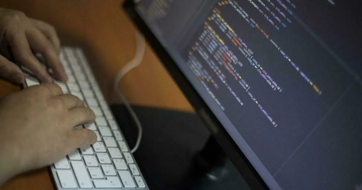 Фальшивая платформа якобы регистрирует успеваемость выпускников, но сбор данных учителей через фишинг приводит к их утечке злоумышленникам.