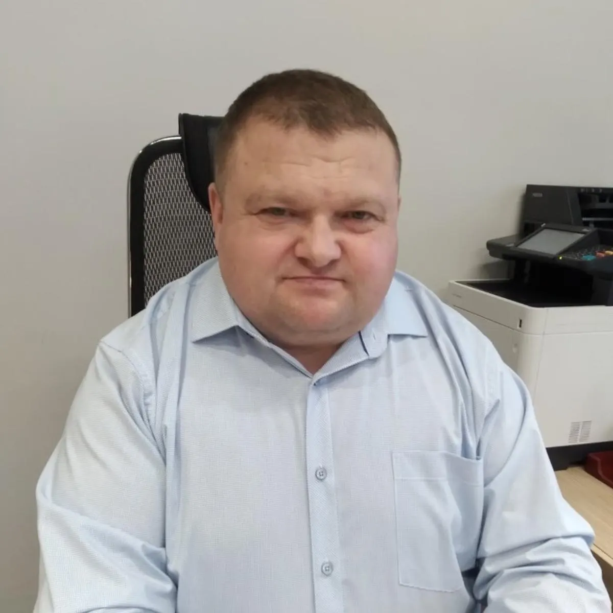 Бывший руководитель ЕТК погиб на территории птицефабрики в Белянке во время атаки беспилотников; он помогал тушить пожар и эвакуировать сотрудников. У него осталось две несовершеннолетние дочери.