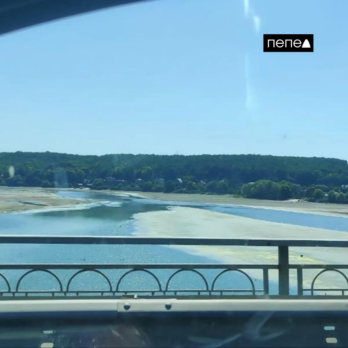 После прорыва плотины Белгородского водохранилища начался неконтролируемый сброс воды. Водохранилище заметно обмелело, ниже по течению фиксируются подтопления, а в регионе отмечаются экологические последствия.